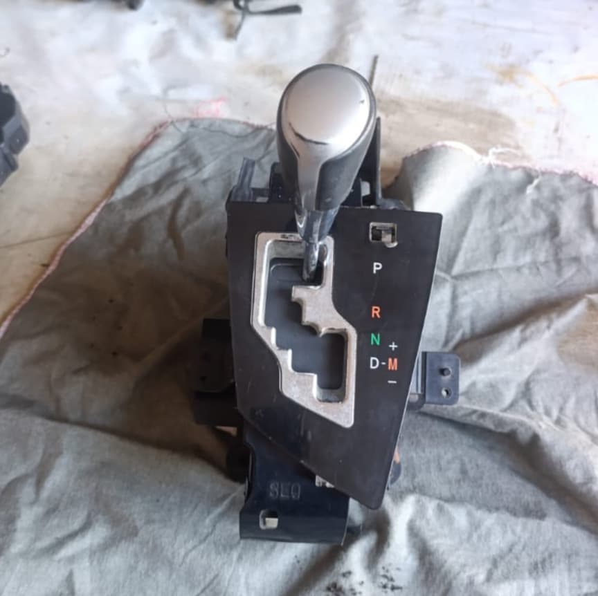 Toyota Corolla Altis 2014-2020 automatic gear lever shifter assembly – photo 1